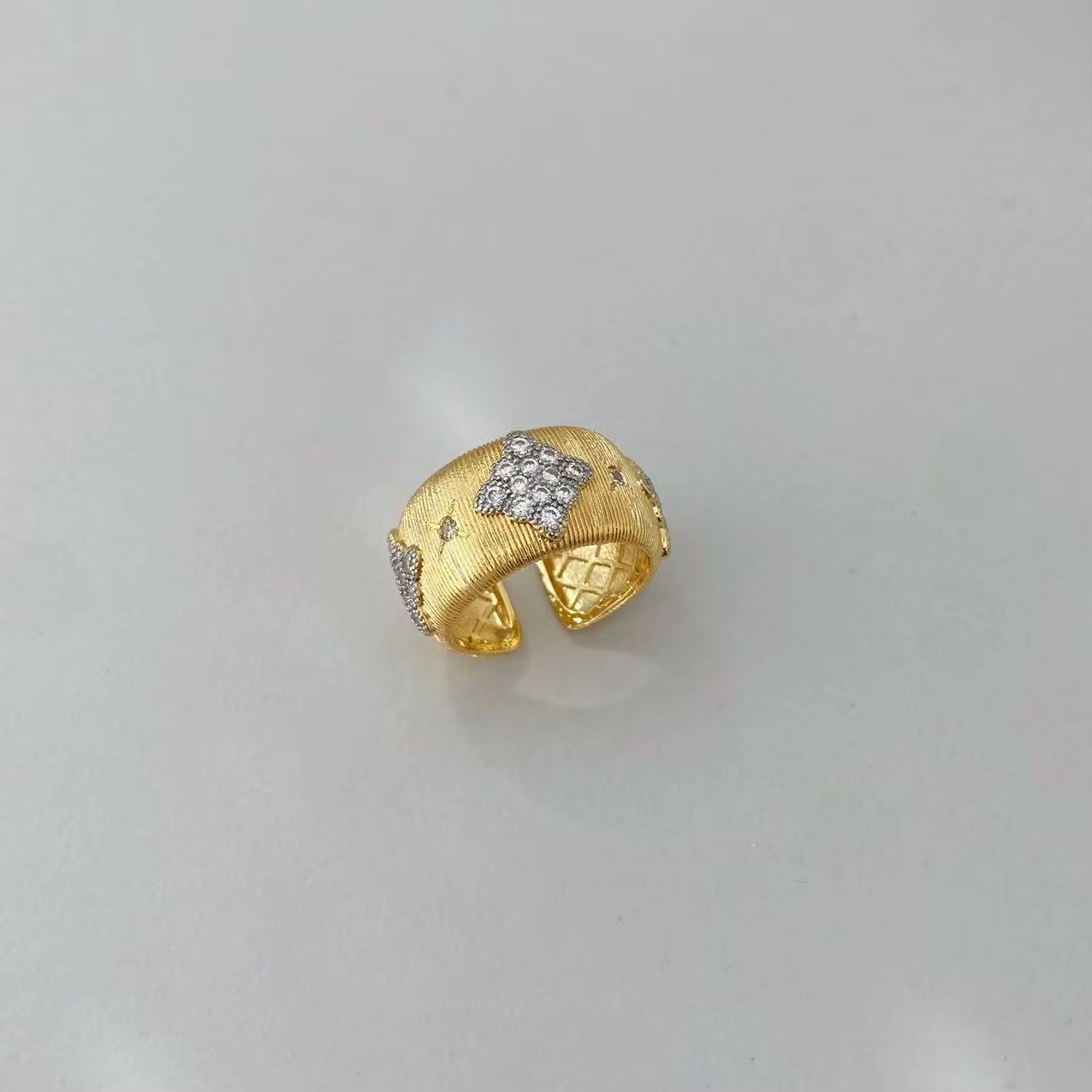 Ensemble de bracelet et bague de luxe en forme de fleur brossée avec accents en zircon - Design ouve