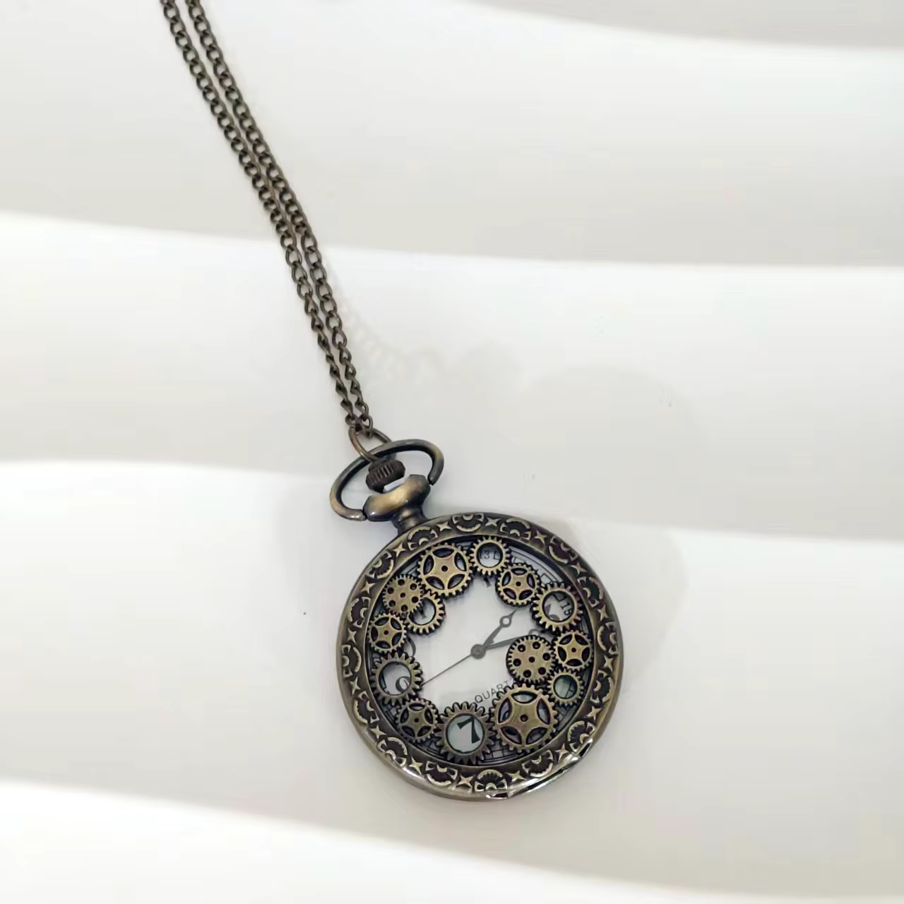 Montre de poche vintage à clapet avec chaîne, montre-collier à quartz sculptée style steampunk pour