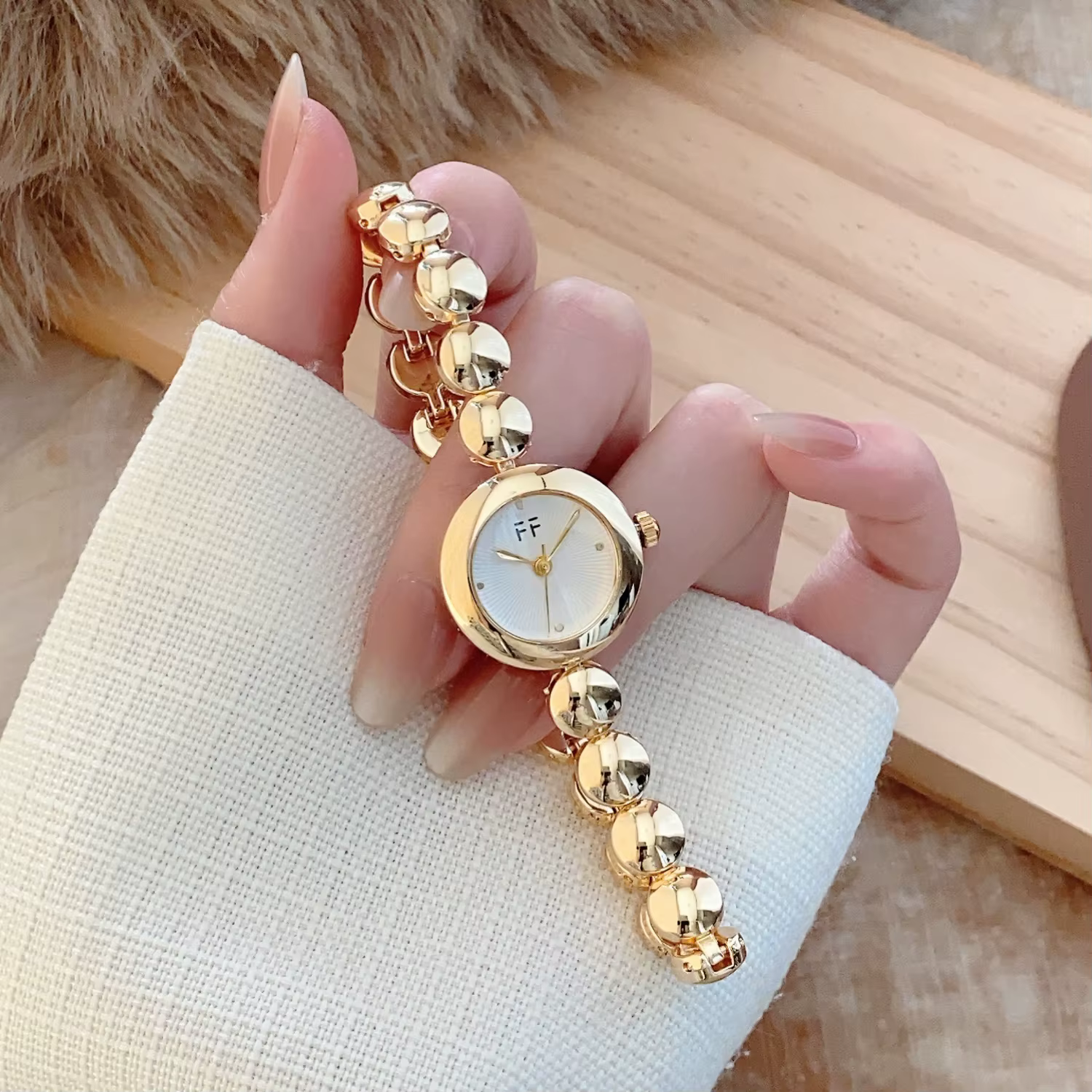 Montre-bracelet dorée de luxe légère pour femmes, petit cadran rond, montre-bracelet à Quartz analog