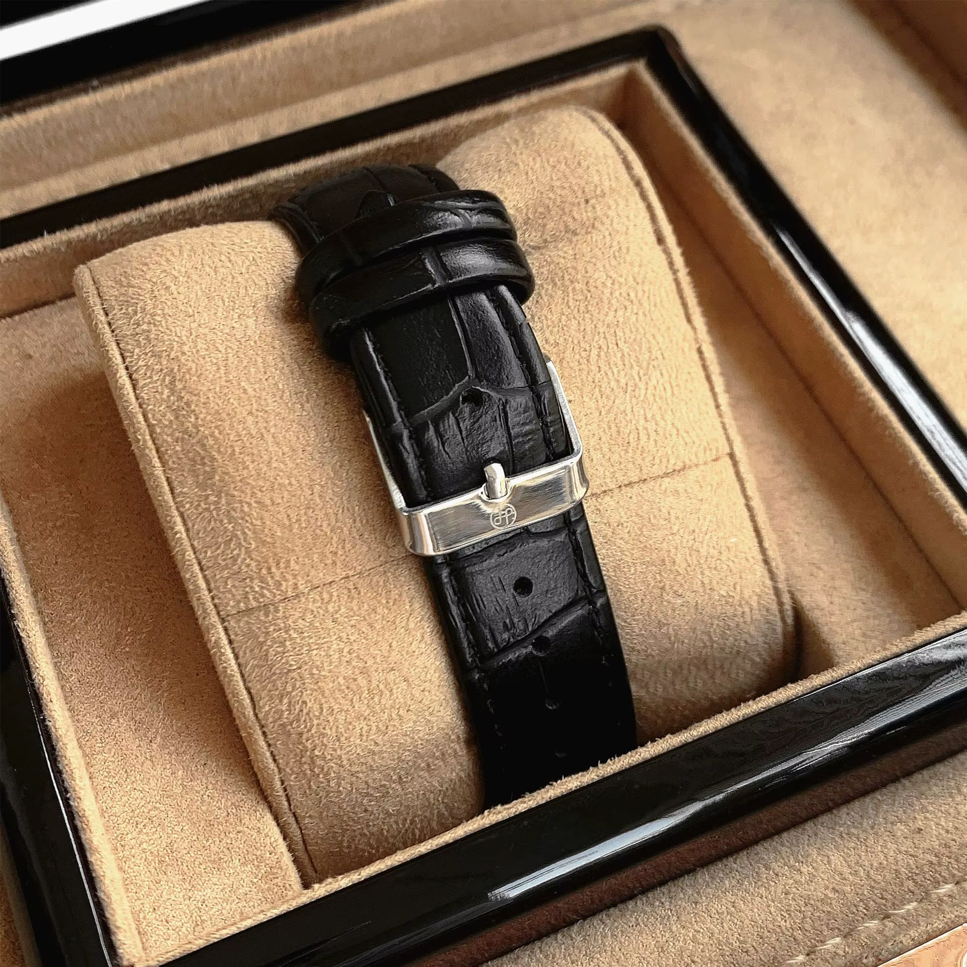 UTHAI hommes montre affaires lumière marque de luxe carré classique calendrier étanche ceinture mâle