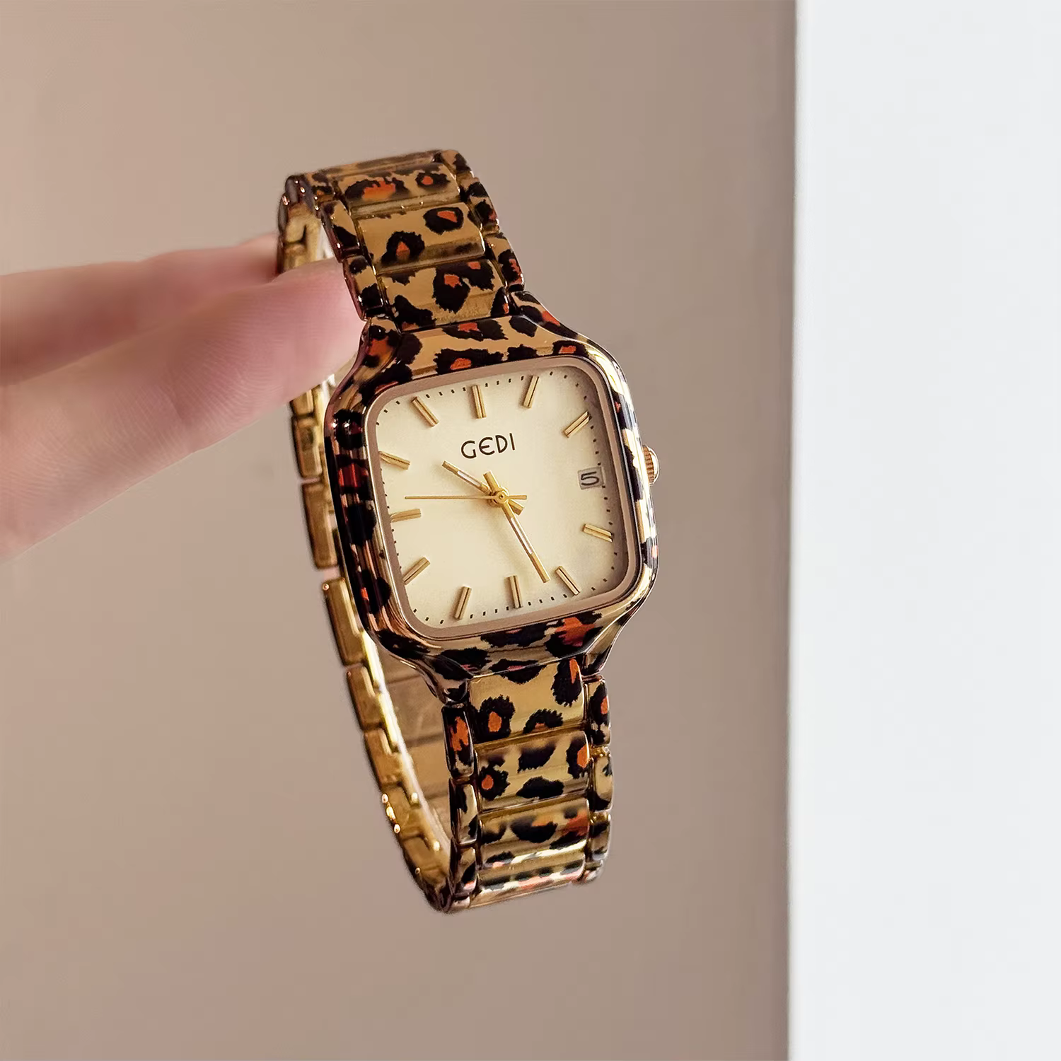 2025 Nouvelle montre de mode d'inspiration vintage pour femmes imprimé léopard boîtier carré en acie
