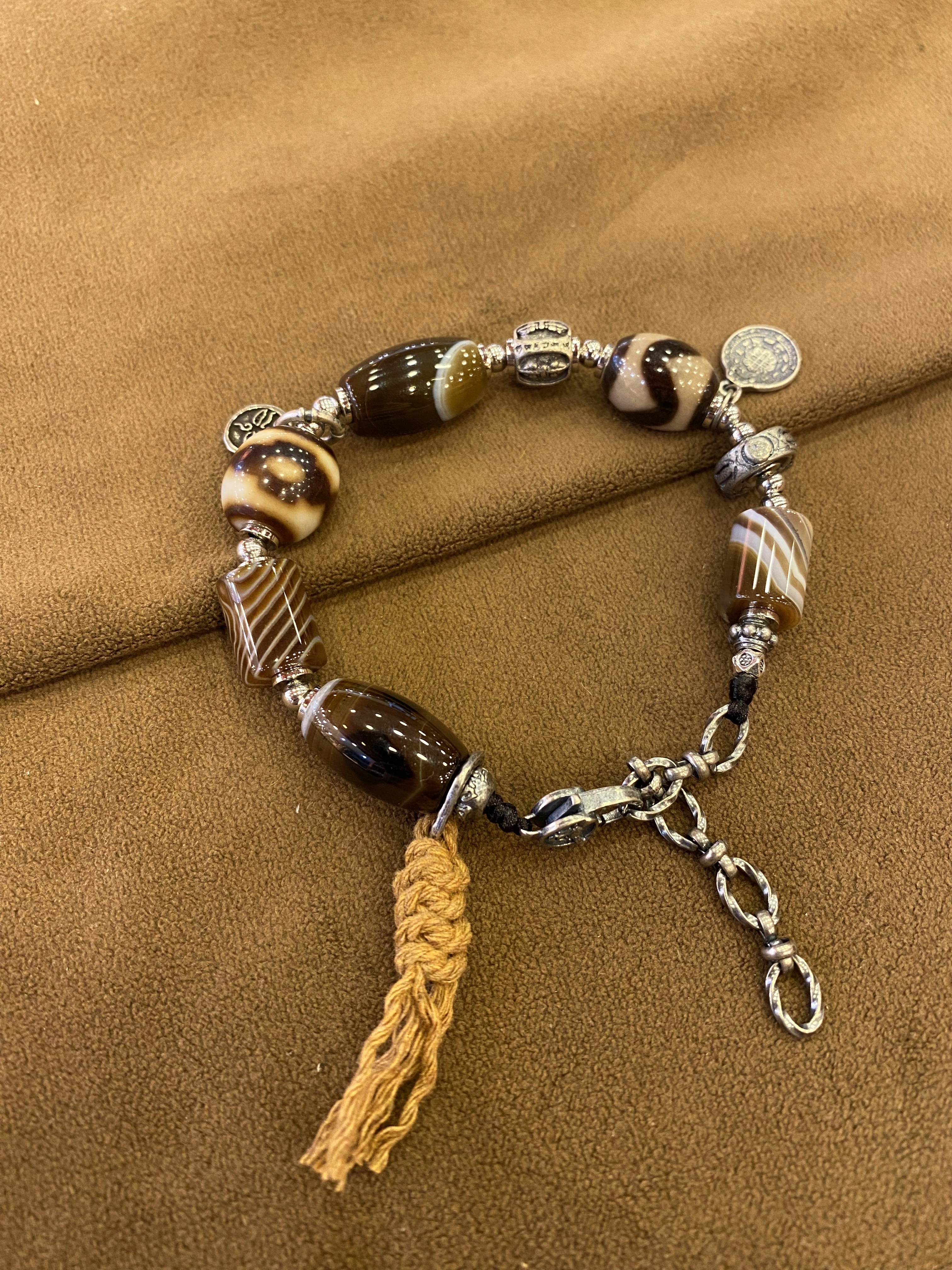 Bracelet en agate avec perles Dzi tibétaines et pompon