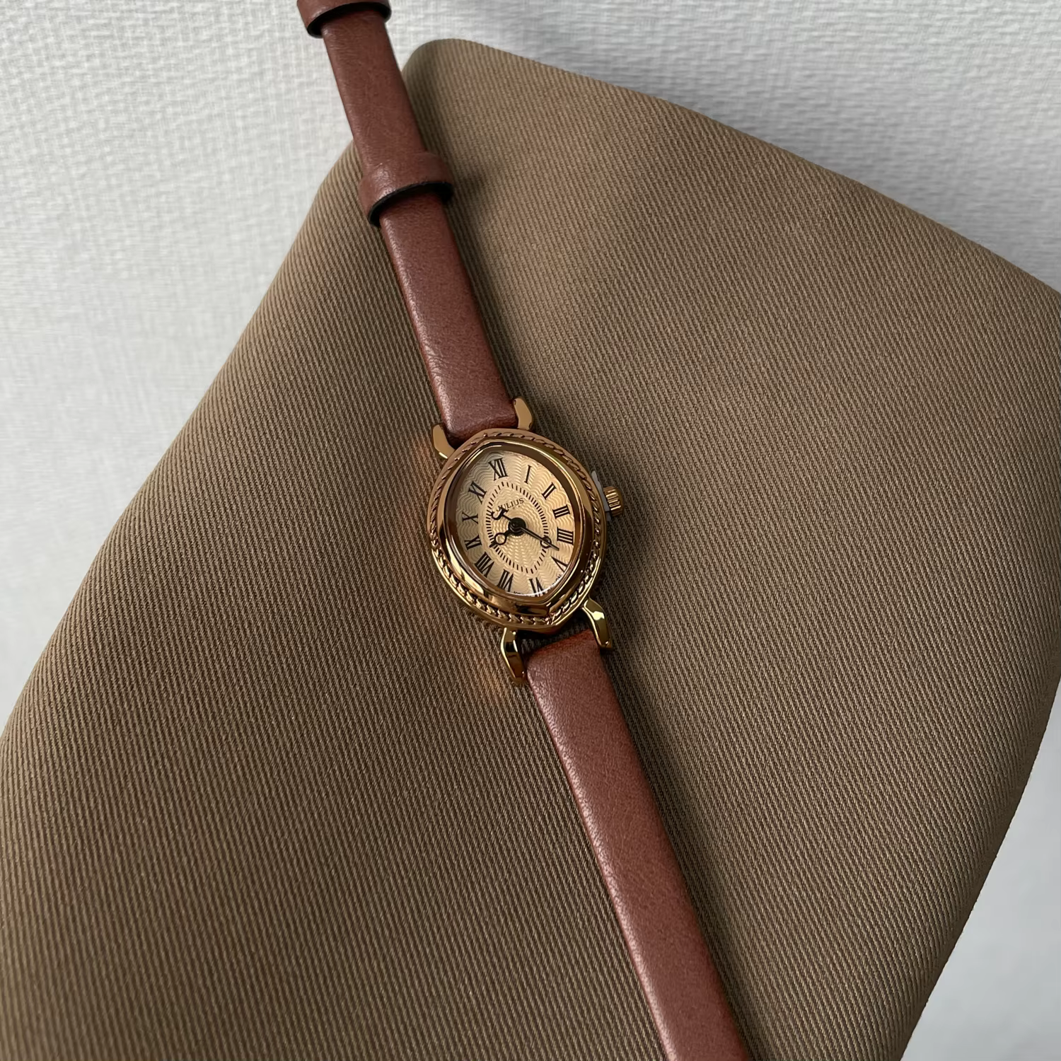Montre inhabituelle d'art de luxe montre à quartz haut de gamme vintage en cuir exquis marron femme 