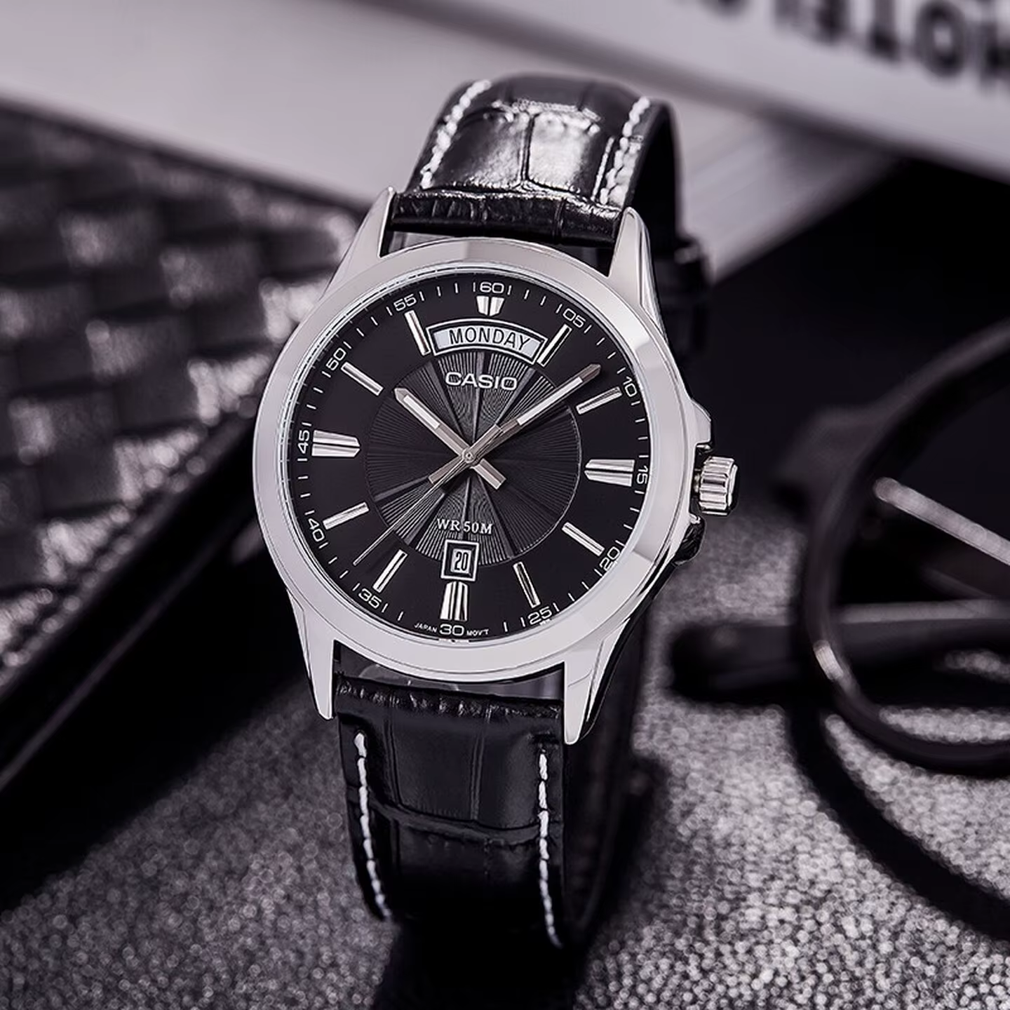 Montre à quartz classique Casio MTP-1381L-1A/7A avec affichage de la date et du jour, étanche, brace