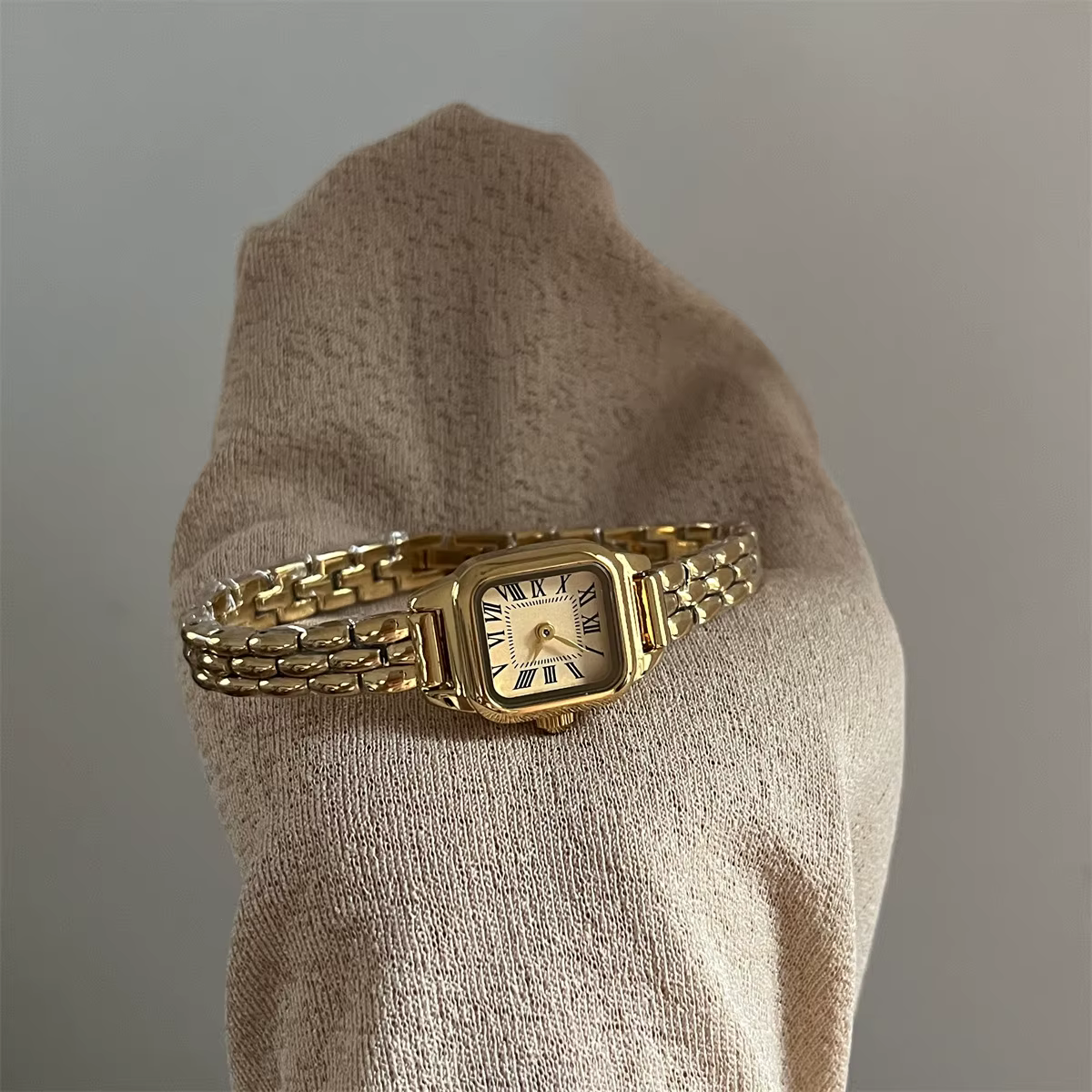 Montre pour femmes et jeunes filles, petite taille, mini cadran, quartz, rectangulaire, ton or et ar