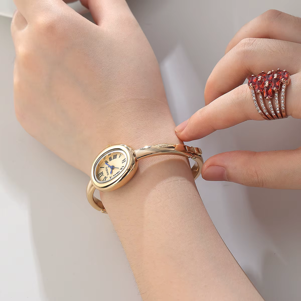 Montre pour femme décontractée, polyvalente, simple et à la mode avec affichage à l'échelle romaine