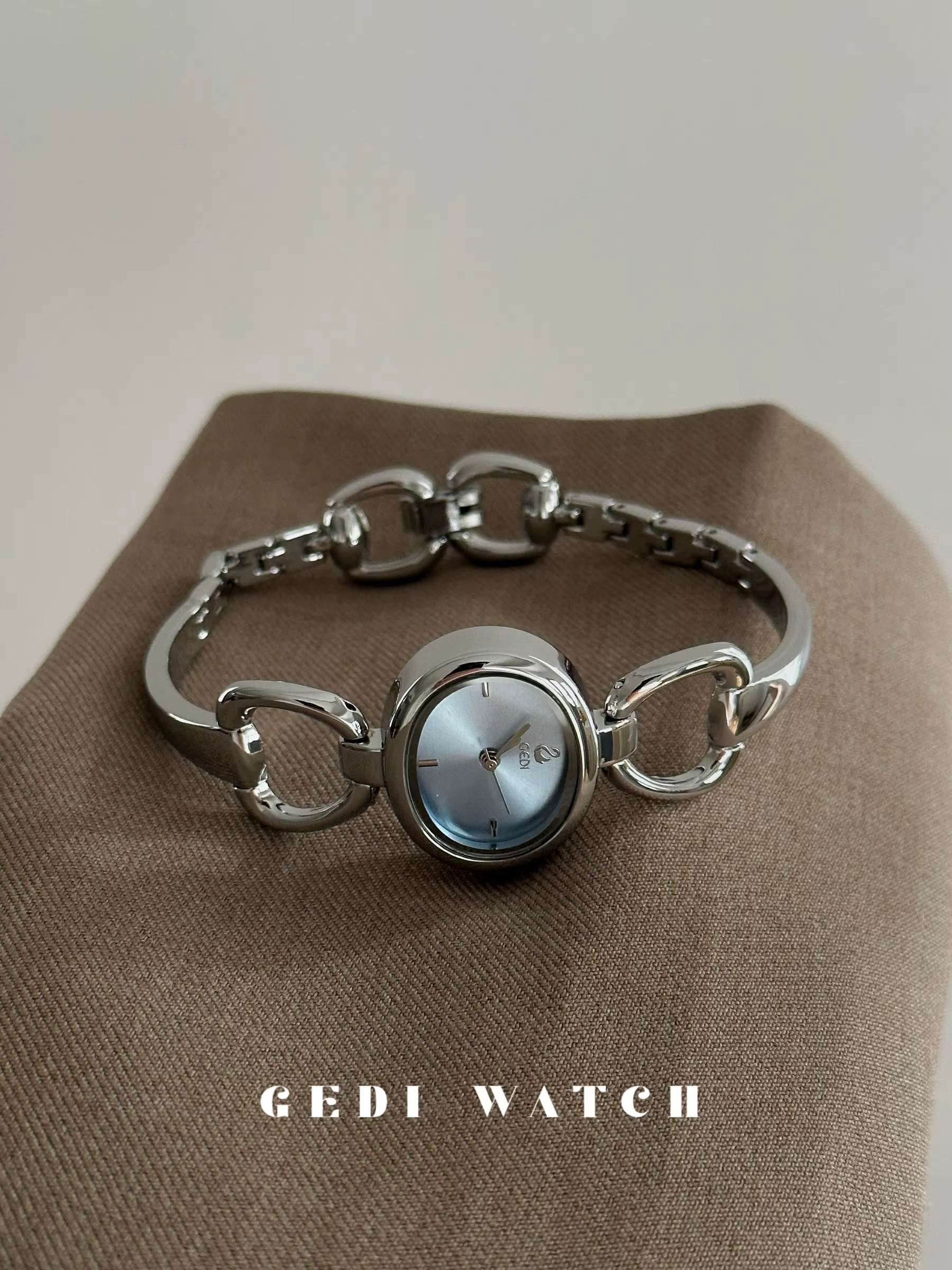 Montre bleue cygne ovale demi-Bracelet montre de créateur femmes 2025 nouveau luxe de haute qualité 