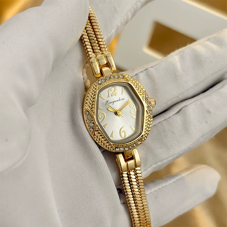Petite montre élégante pour femme - Cadran hexagonal, design à pompon, montre vintage dorée