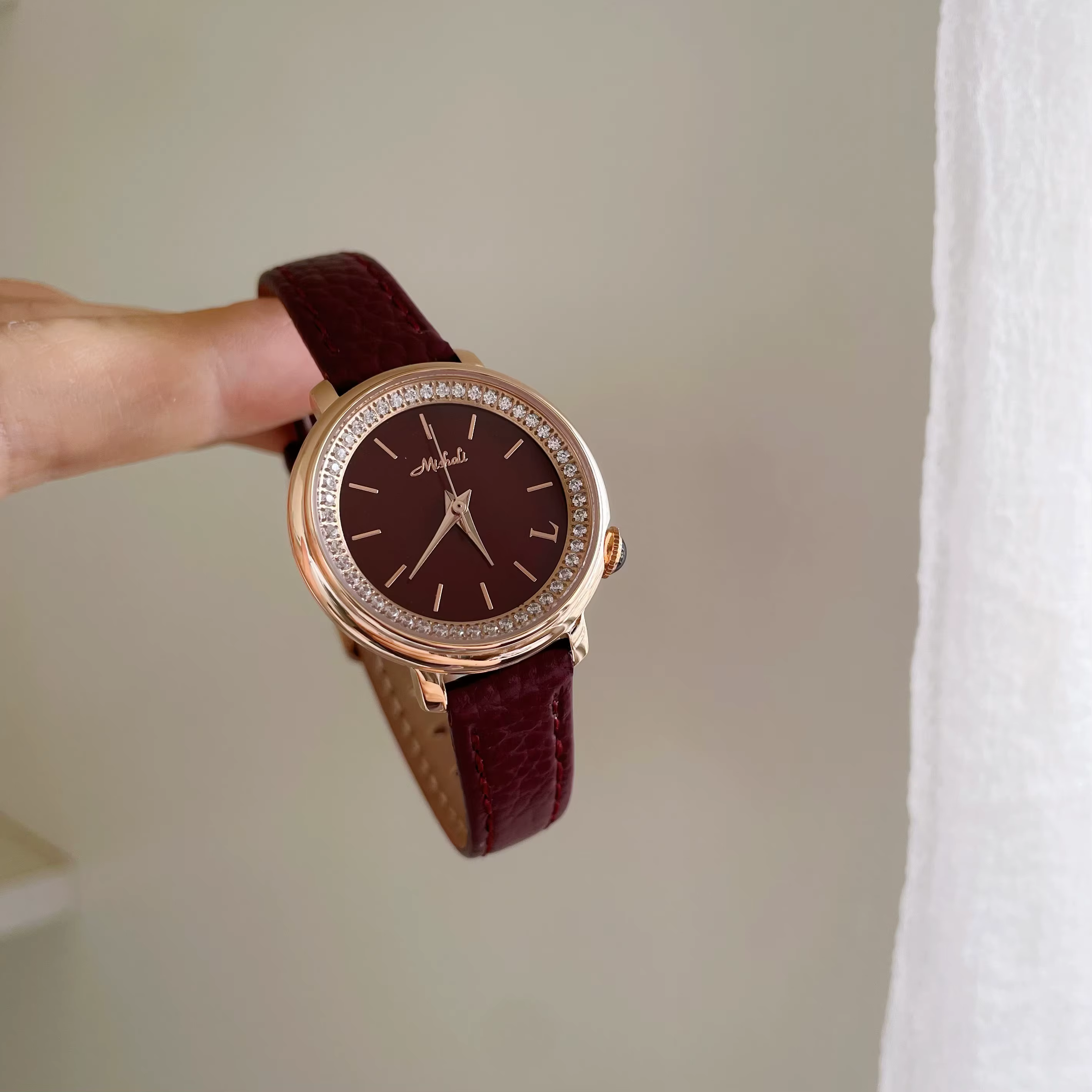 Montre à cadran rond bordeaux, rétro Chic, haut de gamme, luxe, serti de diamants, montre britanniqu