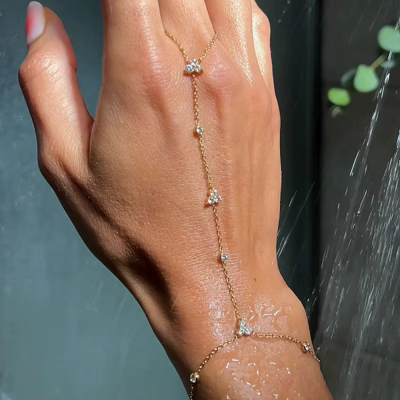 Bracelet de main en maille couleur or bohème avec anneau pour femme, perles en strass, bracelet de d