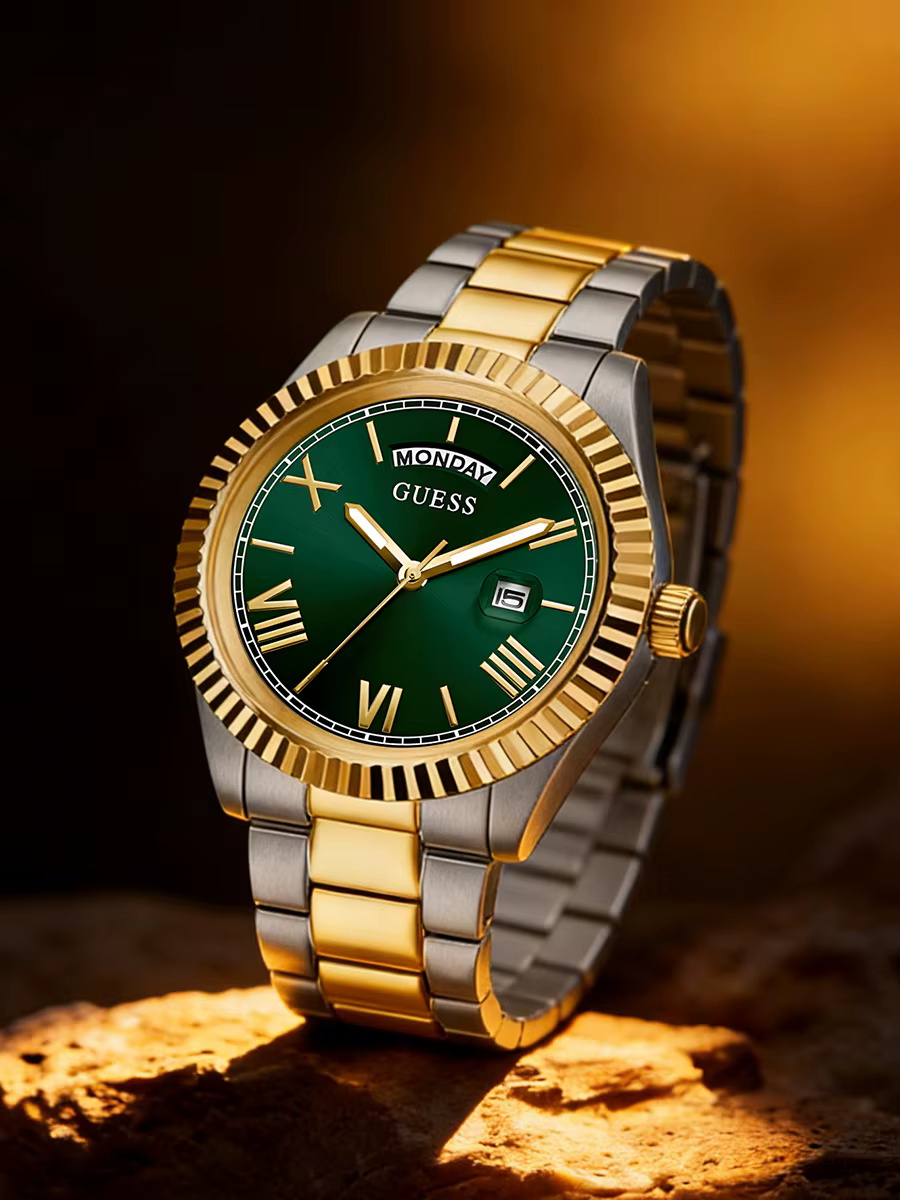 Montre GUESS pour homme en acier inoxydable bicolore doré, cadran vert, lunette cannelée, idéale pou