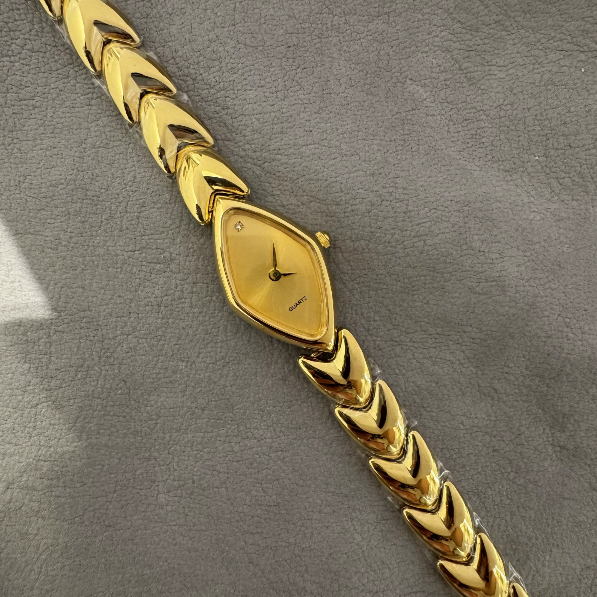 2025 nouveau style vintage étanche artistique quartz lumière luxe montre pour femme en acier