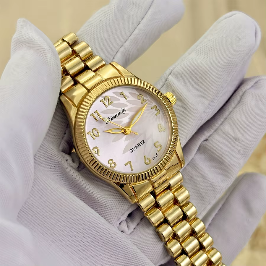 Montre classique élégante pour femme avec cadran à motif plume sur un côté