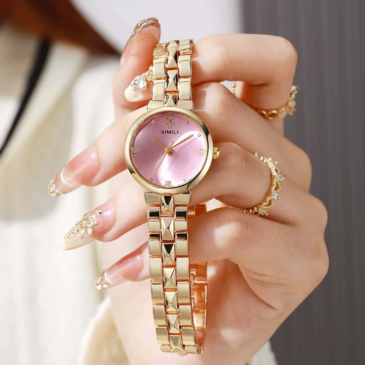 Nouvelle montre-bracelet pour femme, style bracelet carré doré, montre pour femme luxueuse et simple