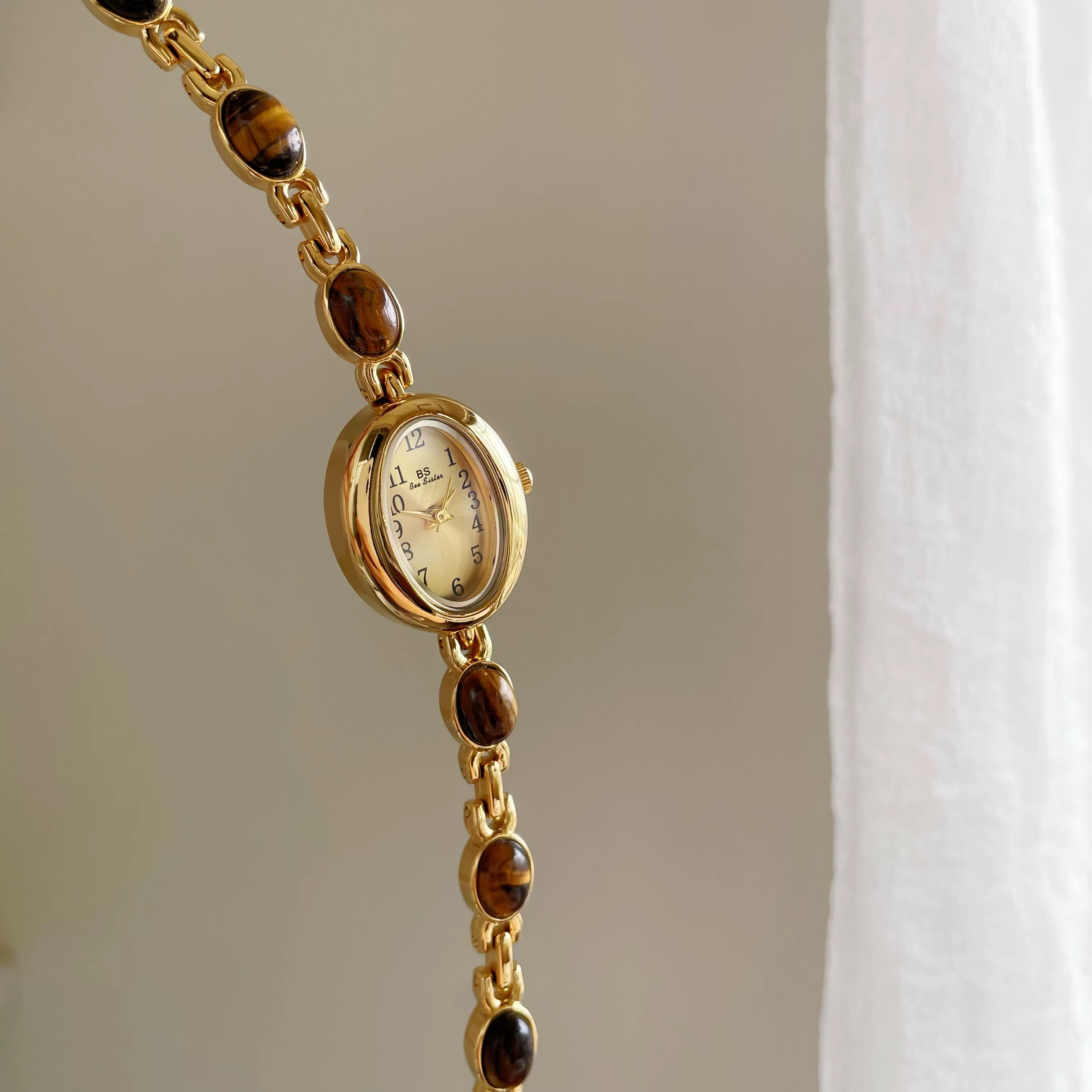 [Ambre] montre-bracelet ovale à petit cadran pour femmes rétro style national montre à quartz pour f