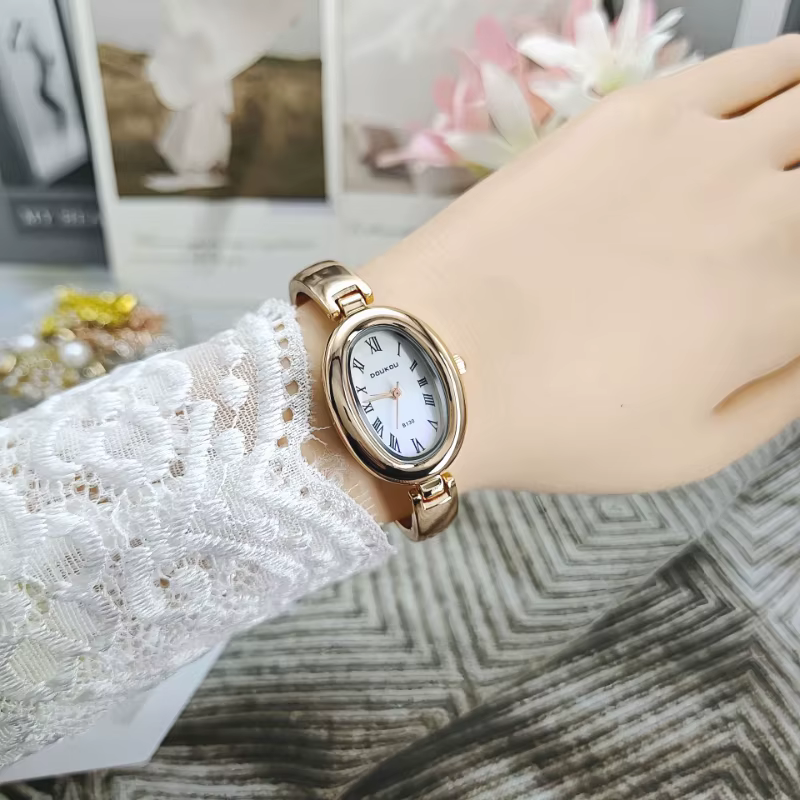 Célèbre marque femmes cadran ovale montres à Quartz de luxe dames Bracelet Bracelet Montre-Bracelet 
