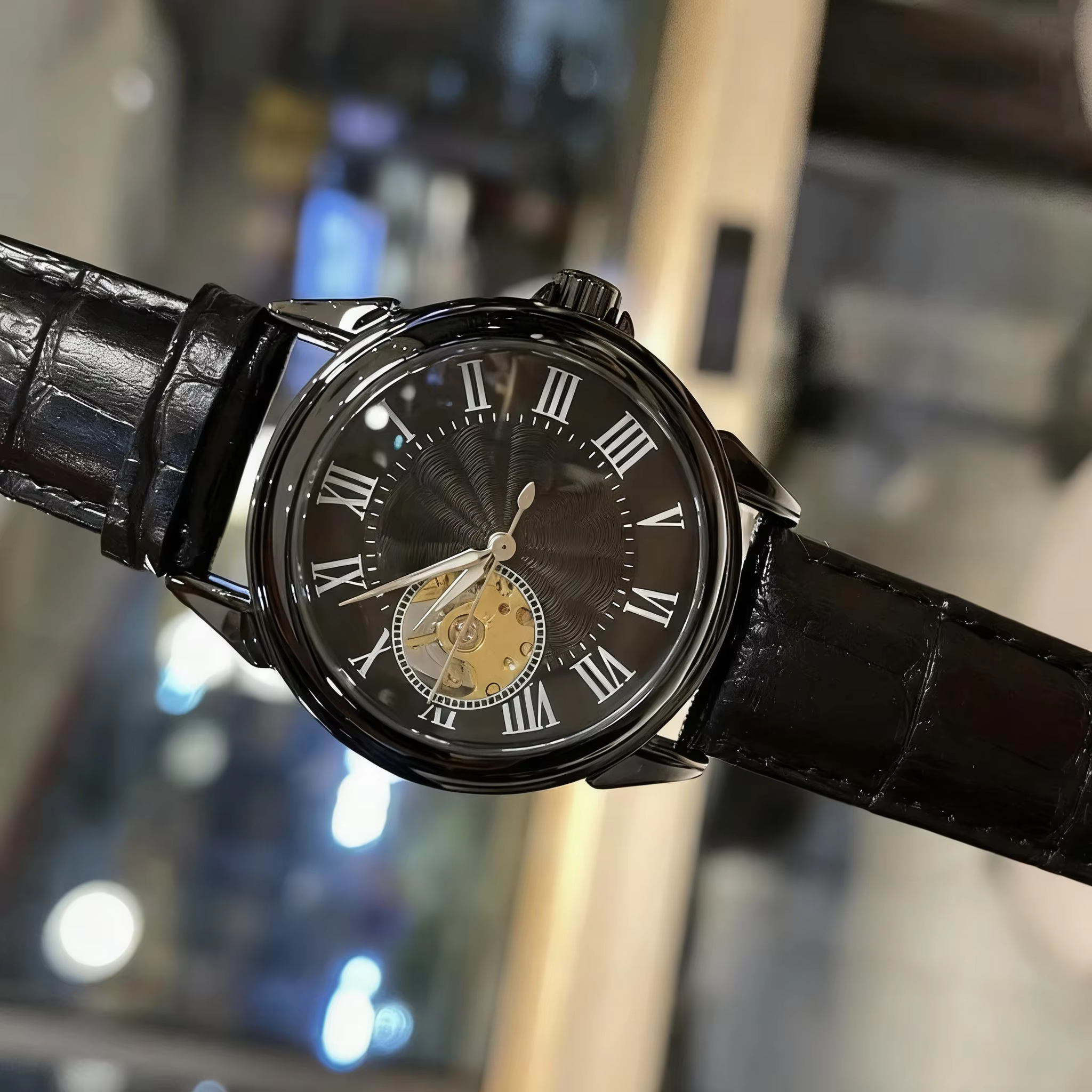 Montre de sport pour homme dans une palette de couleurs noire et bleue élégante, montre mécanique en