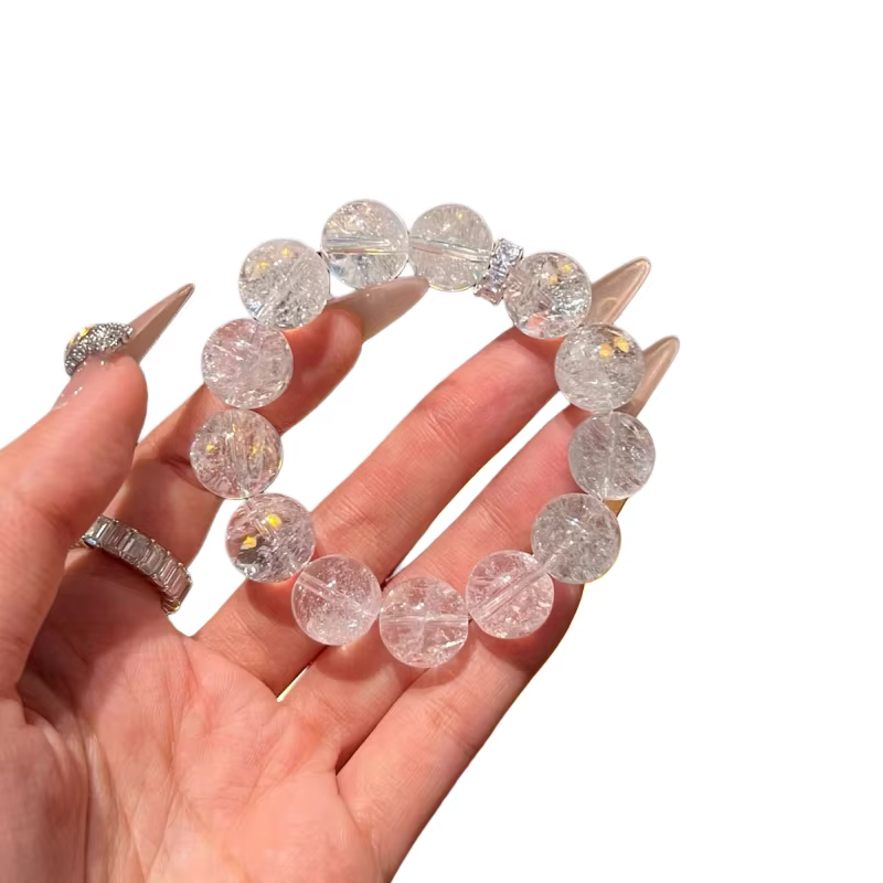 Un bracelet éblouissant en cristal de glace pilée blanc, au design artisanal unique, clair et étince