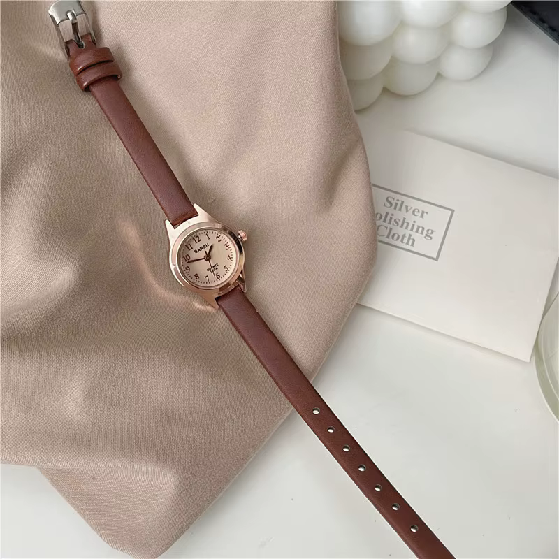 Petite montre à cadran pour femme |   Ceinture fine |   Design de luxe léger pour un style universit