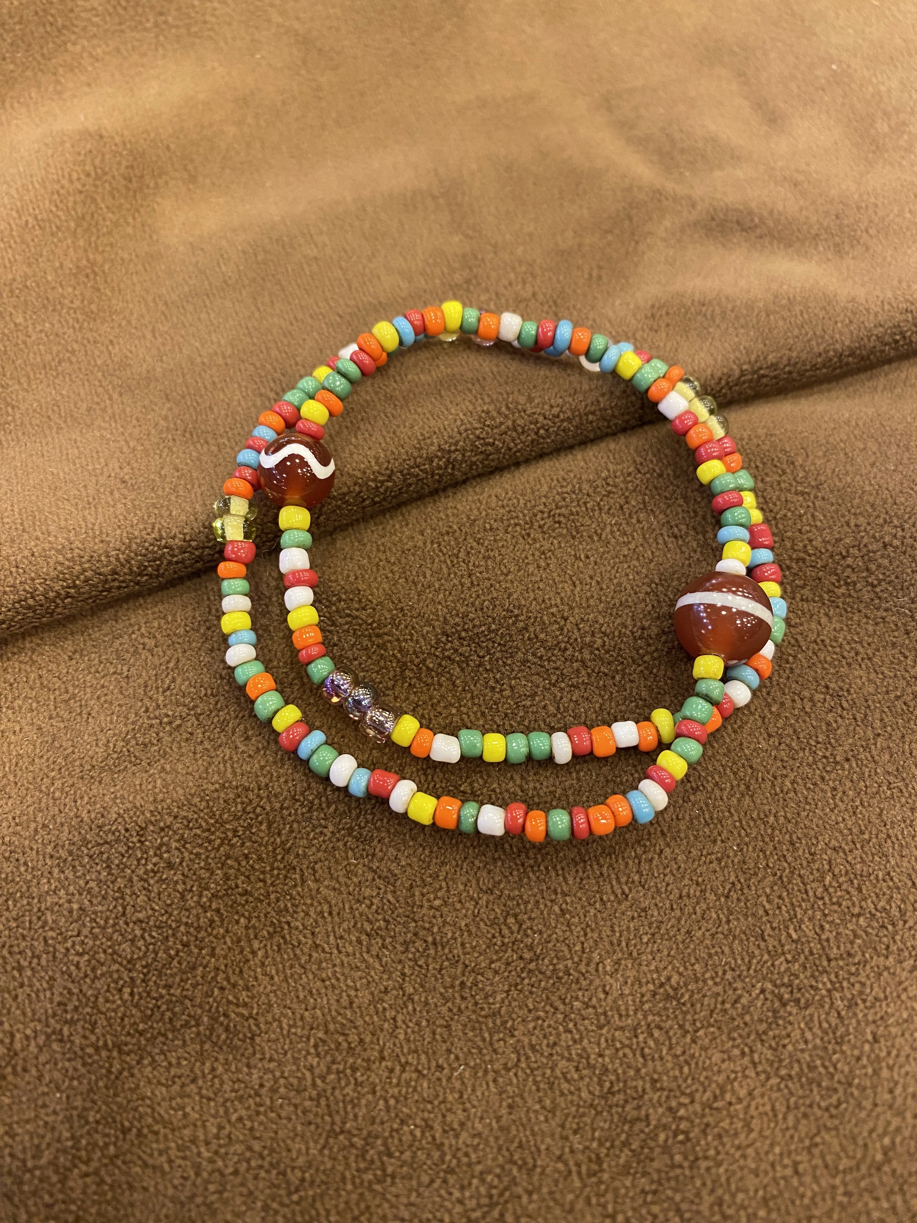 Bracelet empilable à double boucle en perles colorées (15-17 cm)