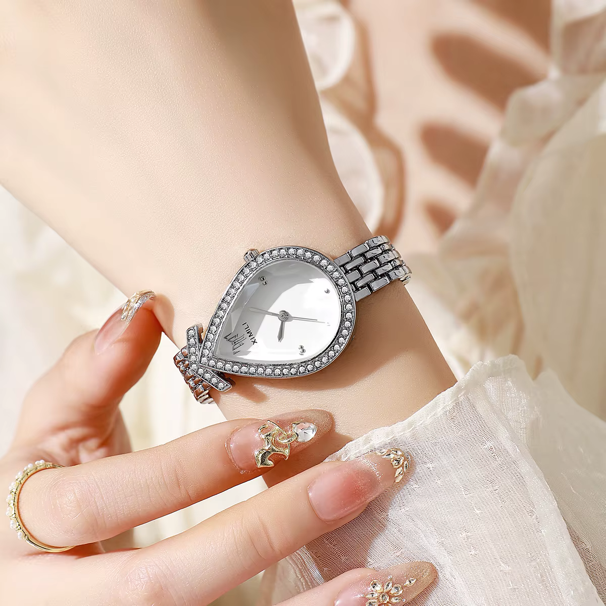 Nouvelle montre créative vintage pour femmes avec cadran en forme de larme serti de diamants, design