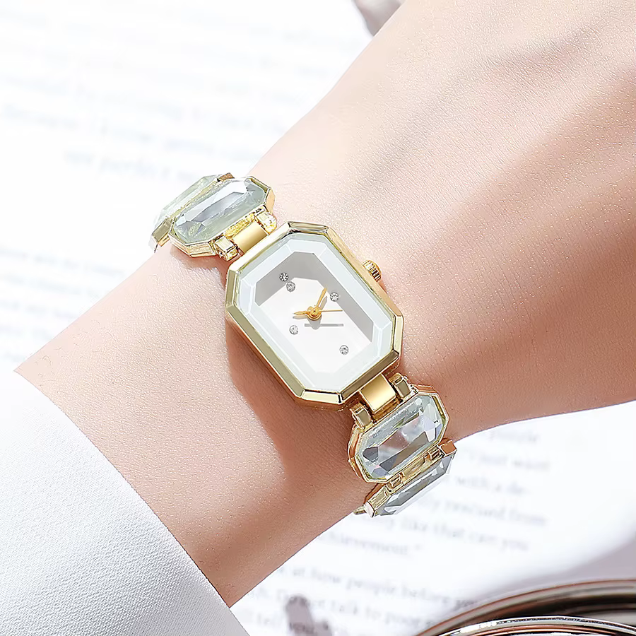 Petite montre en forme de cube de sucre, grande pierre précieuse couleur émeraude, montre-bracelet d