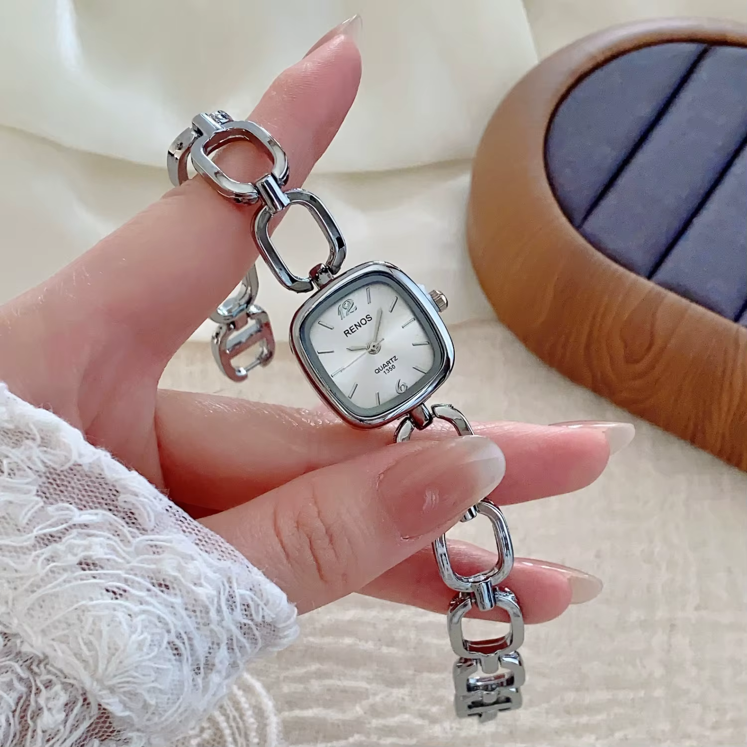Montre bracelet carrée ajourée argentée pour femme, design minimaliste, montre-bracelet de haute qua