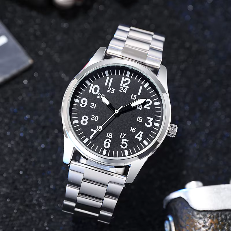 Montre de terrain avec bracelet en acier, lecture facile, mouvement japonais