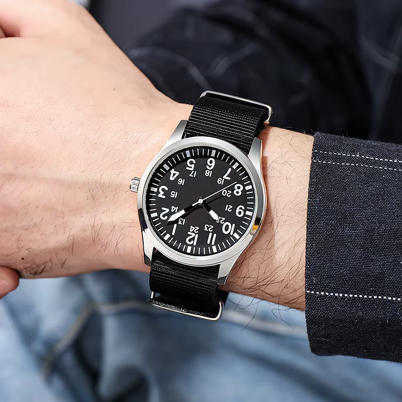 Montre de terrain avec bracelet en acier, lecture facile, mouvement japonais