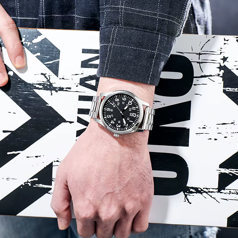 Montre de terrain avec bracelet en acier, lecture facile, mouvement japonais