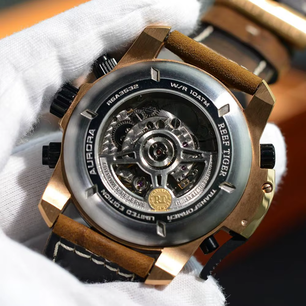 Reef Tiger-Montre de sport à cadran en acier avec calendrier perpétuel