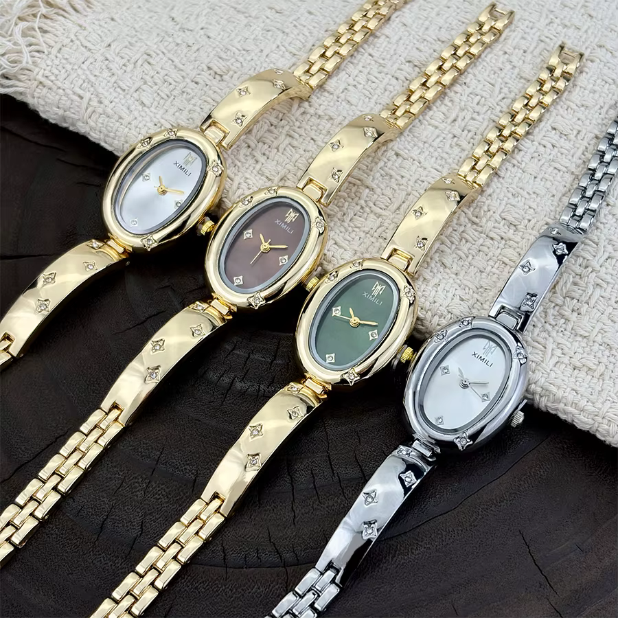 Montre ovale dorée tendance pour femme avec détail gravé en forme d'étoile : un accessoire intemporel
