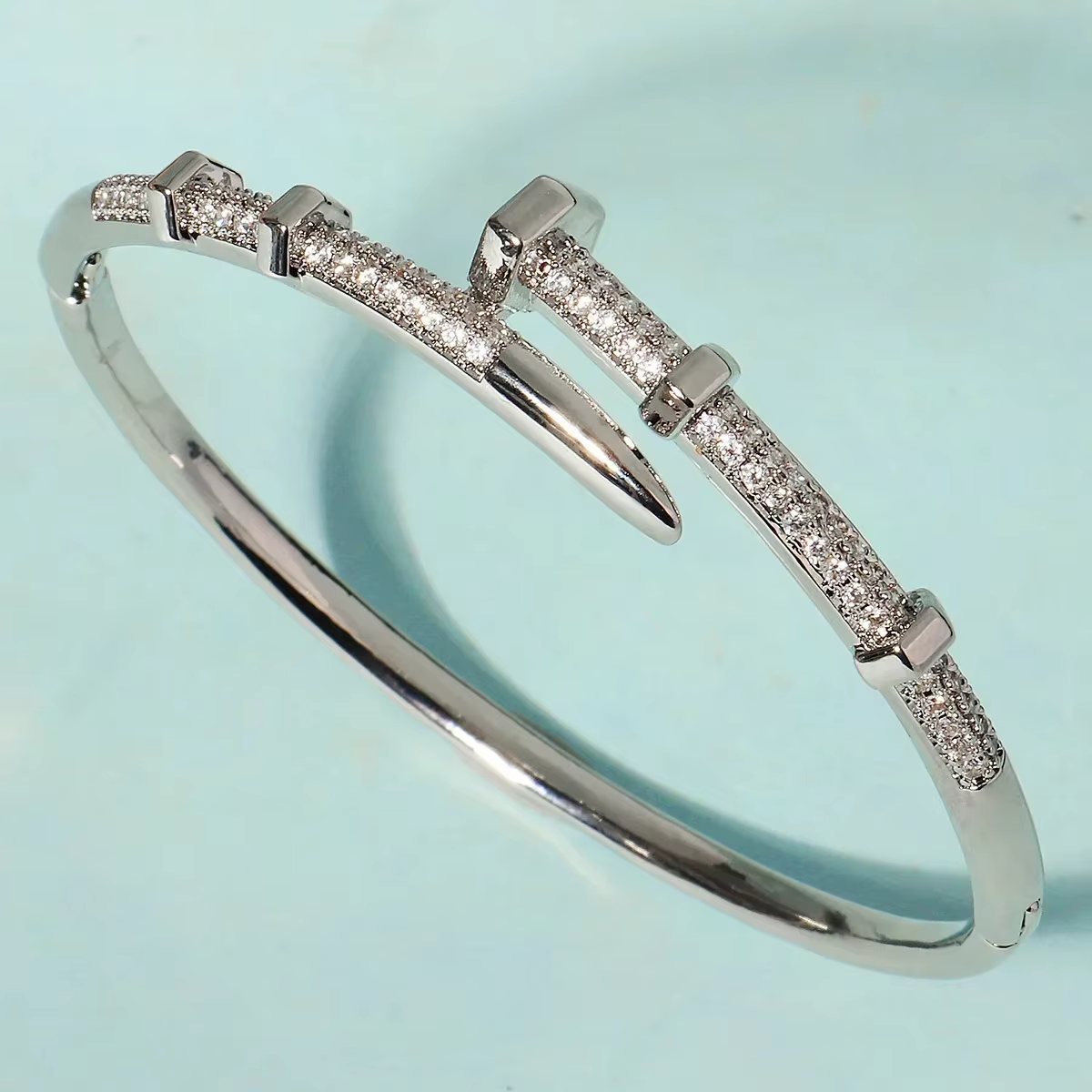 Bracelet manchette à ongles géométrique