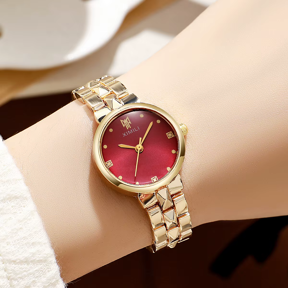 Nouvelle montre-bracelet pour femme, style bracelet carré doré, montre pour femme luxueuse et simple, montre-bracelet haut de gamme pour femme.