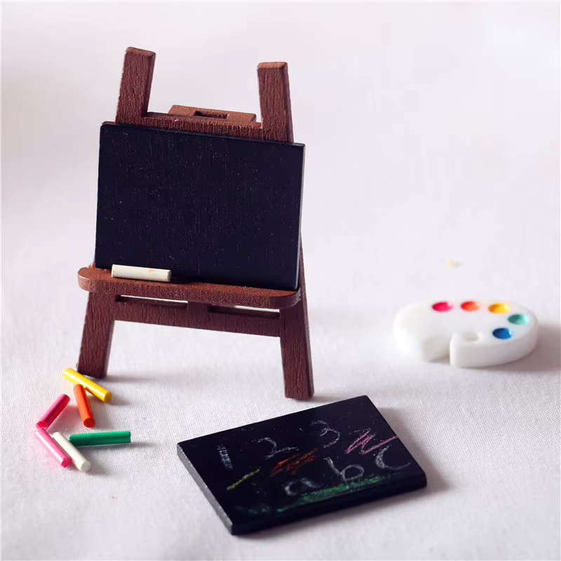 1 ensemble d'accessoires de bricolage pour maison de poupée, kit de tableau noir miniature avec support à craie, modèle de jouet de décoration de micro-paysage