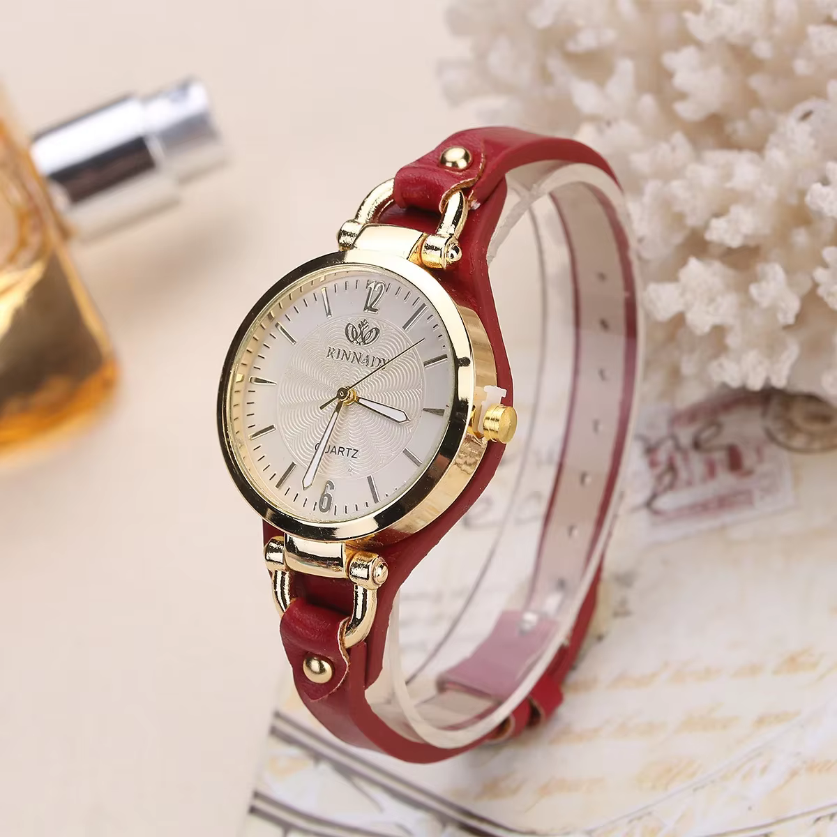 Montres vintage ultra-fines à bracelet en cuir pour femmes