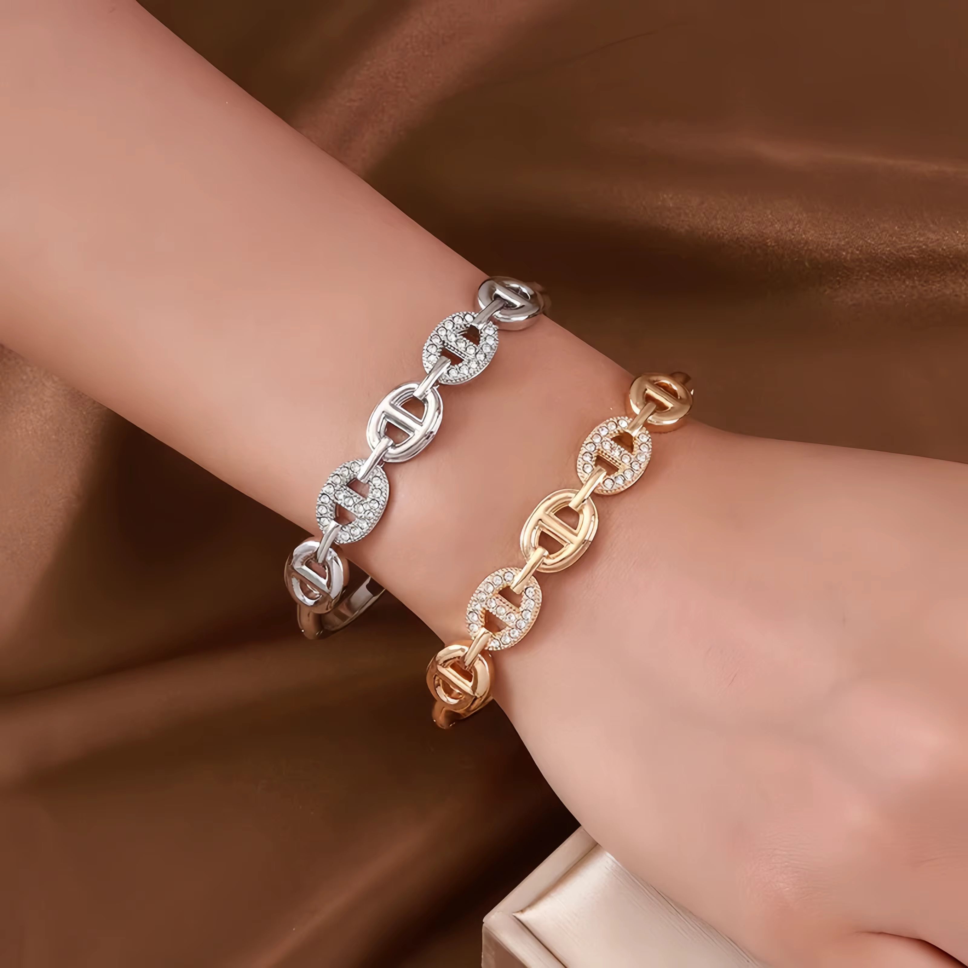Bracelet de luxe élégant et charmant en laiton plaqué or 18 carats avec zircon cubique