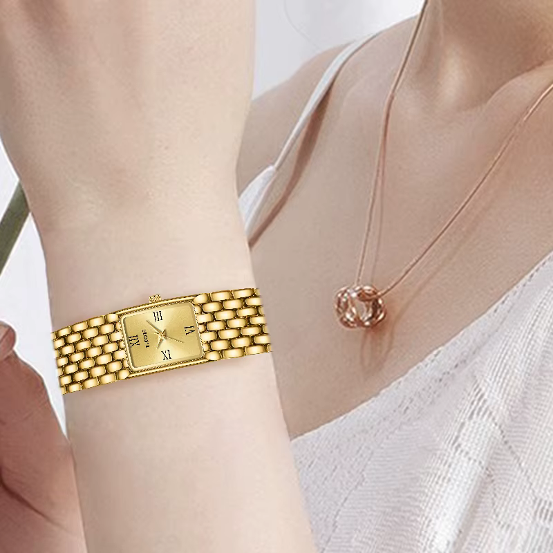 Petite montre carrée en or pour femme