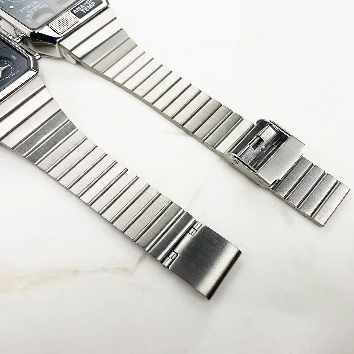Montre électronique rétro avec affichage