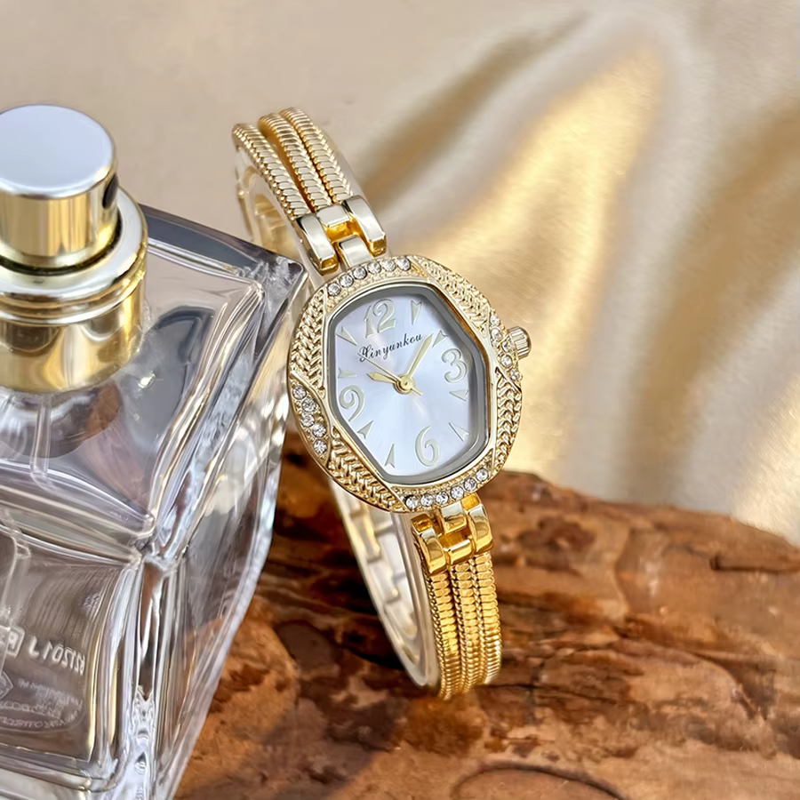 Petite montre élégante pour femme - Cadran hexagonal, design à pompon, montre vintage dorée