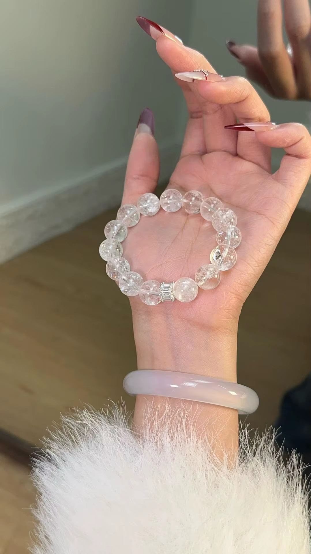 Un bracelet éblouissant en cristal de glace pilée blanc