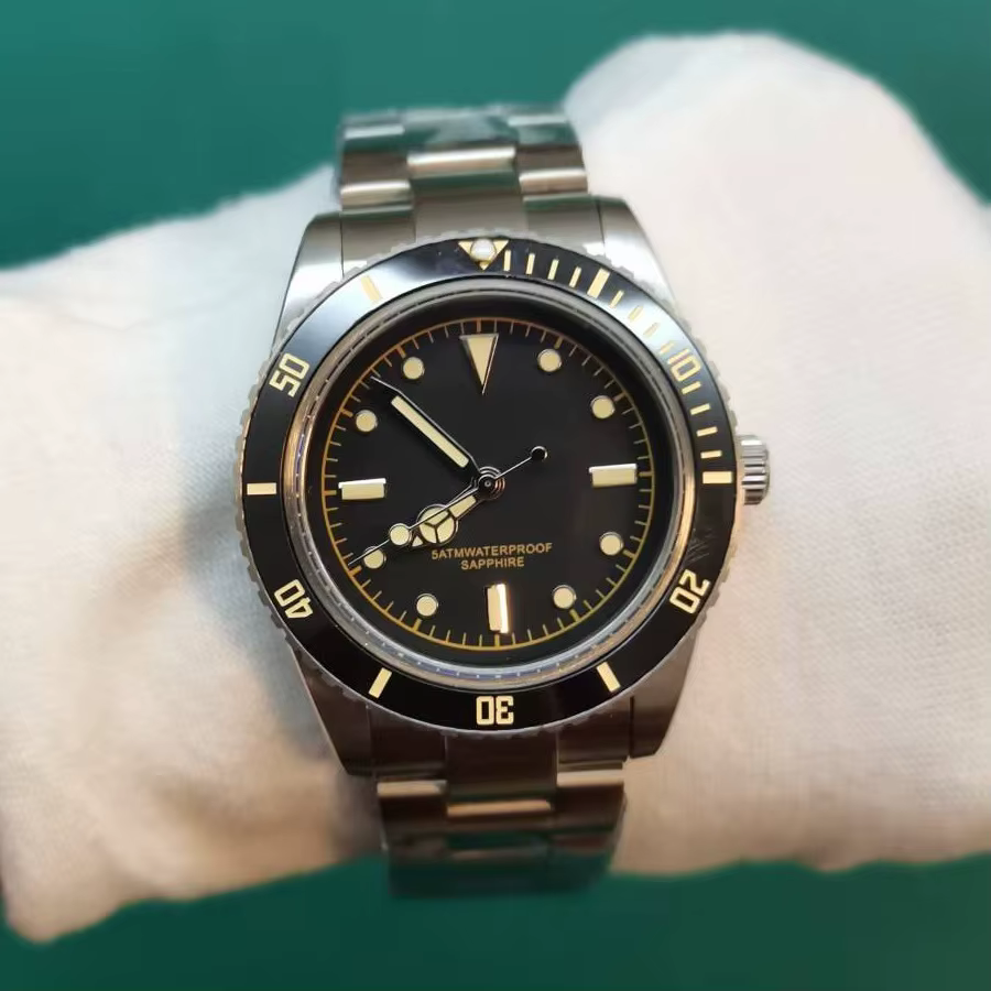 Montre en acier inoxydable pour hommes d'affaires européens et américains loisirs