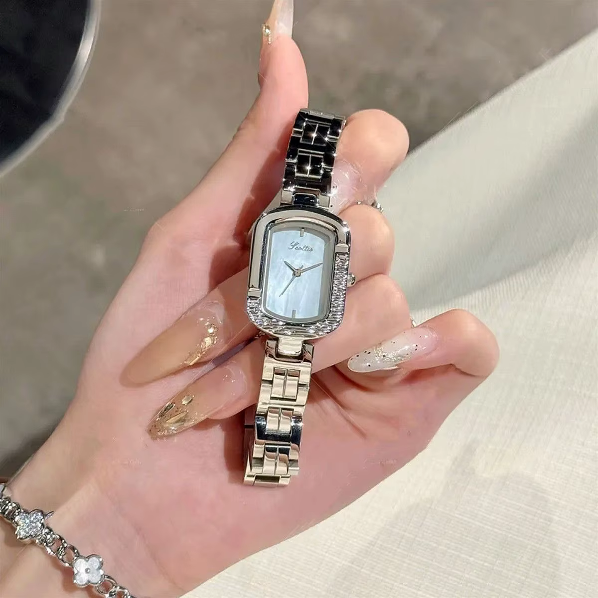 Montre carrée haut de gamme pour femmes, nouveau luxe, cadre asymétrique inhabituel, montre à Quartz en acier inoxydable doré, cadeau pour femmes, 2026