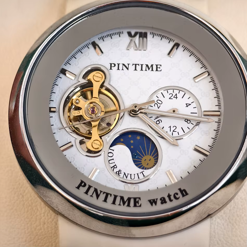 Montre mécanique classique noire avec affichage des étoiles et de la lune