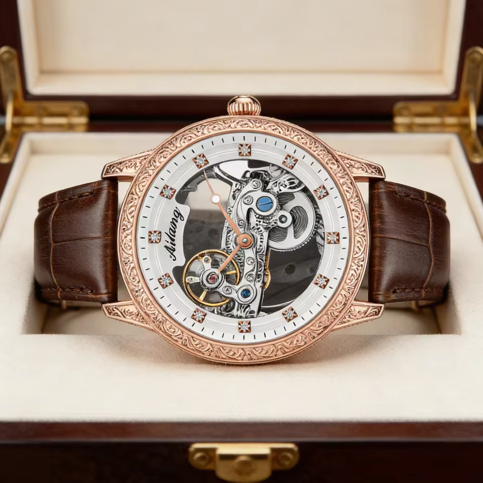 Nouvelle montre automatique à design gravé