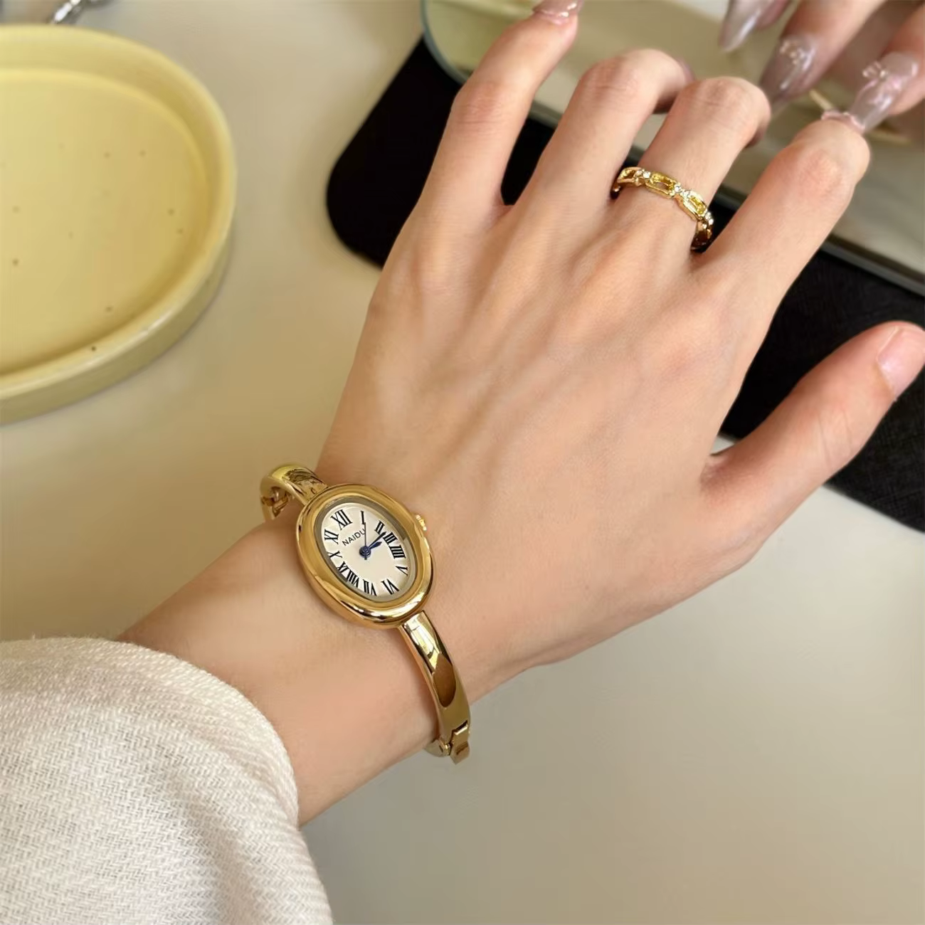 2025 nouvelles belles dames ovales montres pour femmes fille Simple argent or mignon Quartz élégant minimaliste
