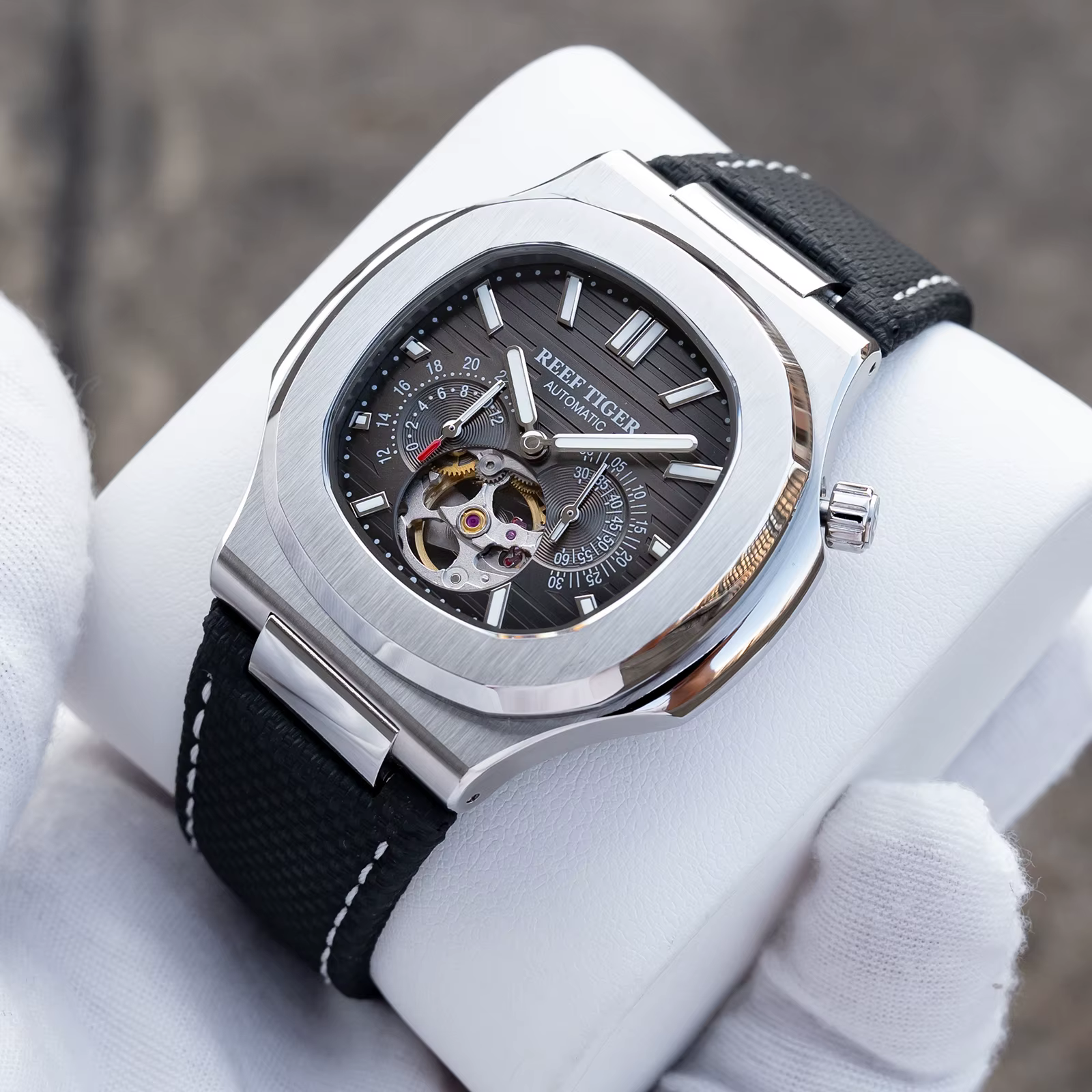 Récif tigre hommes montre automatique de luxe 44mm carré mécanique montre-bracelet saphir lumineux squelette cadran Date 24 heures