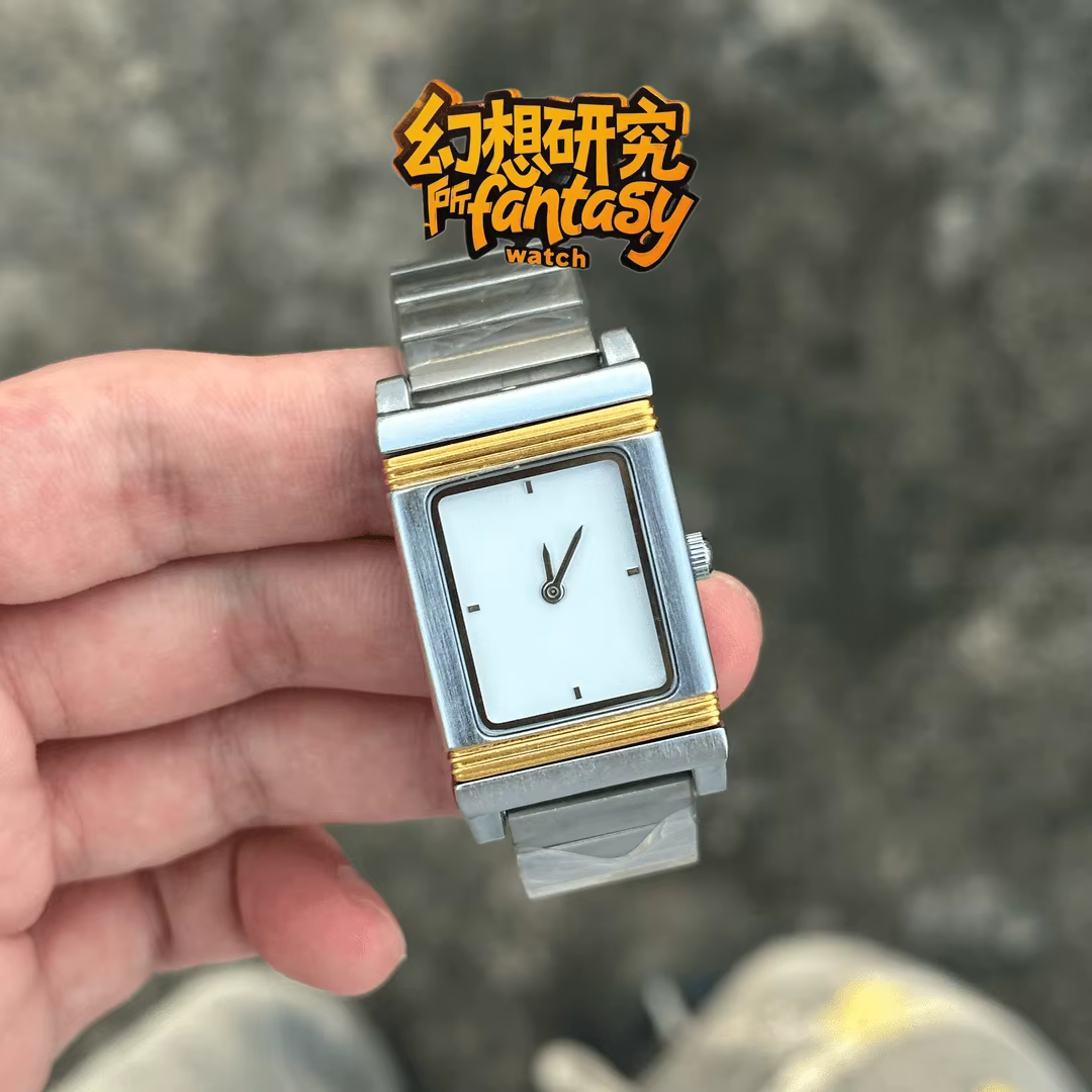 Cette montre à quartz Y2K est parfaite pour les couples. Il présente un boîtier rotatif double face et est résistant à l'eau jusqu'à 30 mètres.