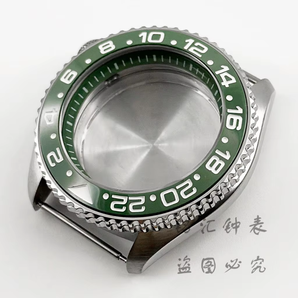 Boîtier de montre à anneau vert avec lunette inclinée