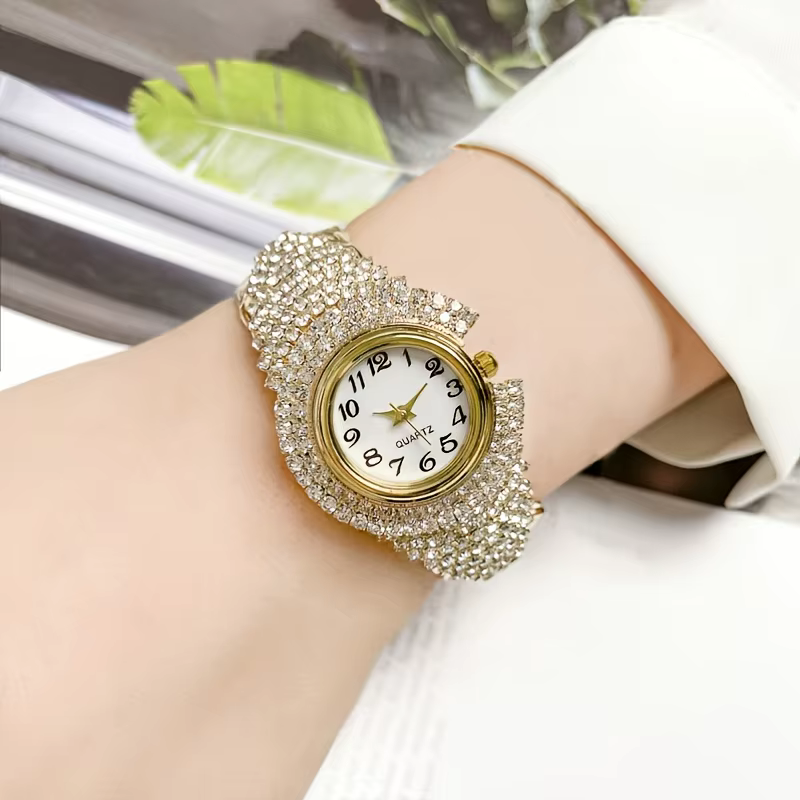 Montre élégante pour femme entièrement ornée de strass